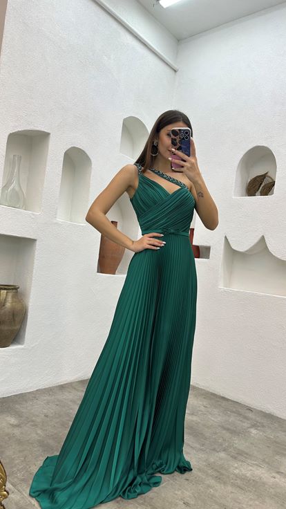 Zümrüt Askıları İşlemeli Piliseli Saten Abiye Elbise