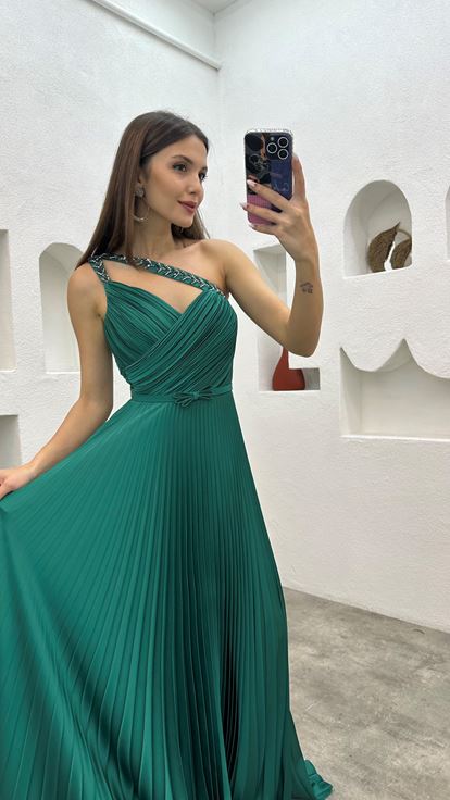 Zümrüt Askıları İşlemeli Piliseli Saten Abiye Elbise