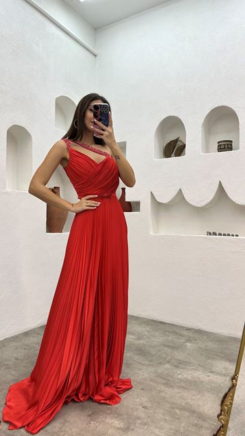 Abendkleid aus besticktem, plissiertem Satin mit orangefarbenen Trägern