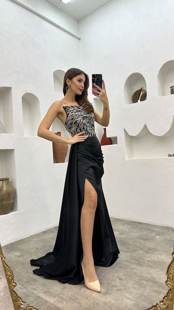 Vestido de noche de satén bordado en el pecho negro