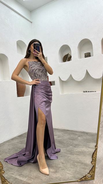 Vestido de noche de raso bordado en el pecho lila