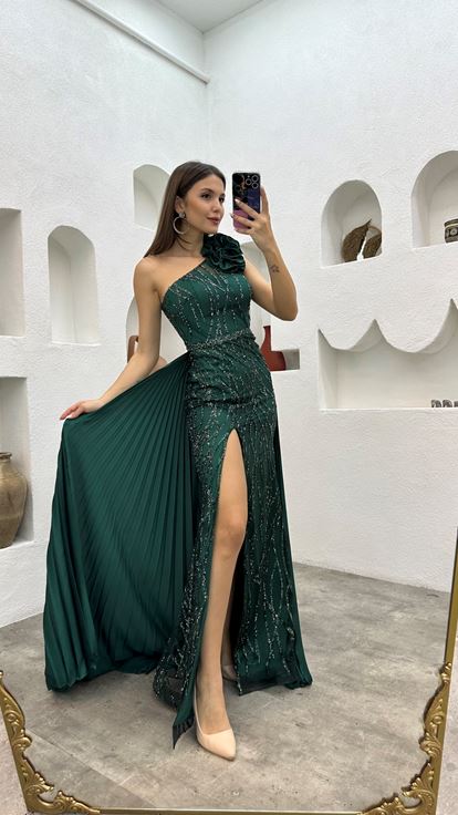 Zümrüt Tek Omuz Volanlı İşlemeli Abiye Elbise