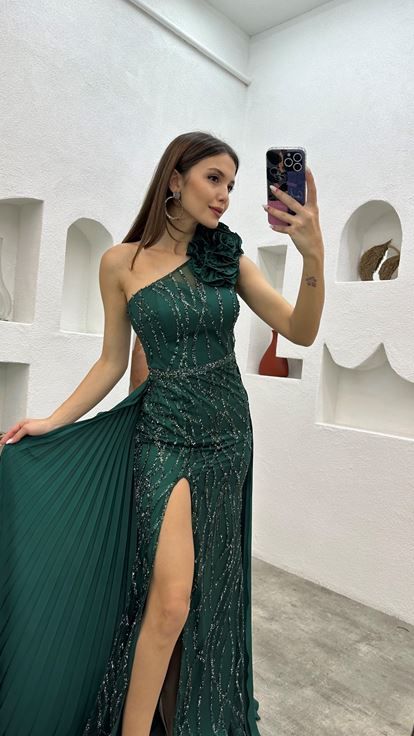 Zümrüt Tek Omuz Volanlı İşlemeli Abiye Elbise