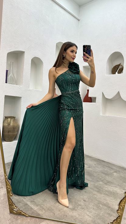 Zümrüt Tek Omuz Volanlı İşlemeli Abiye Elbise