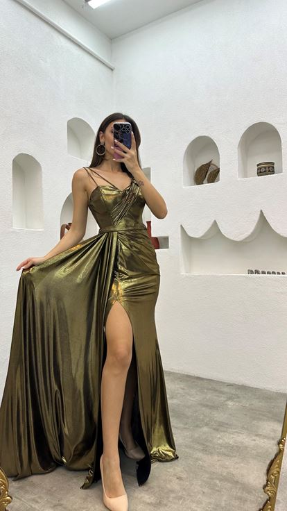 Vestido de noche drapeado de satén con correa de cuerda marrón