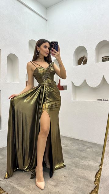 Vestido de noche drapeado de satén con correa de cuerda marrón