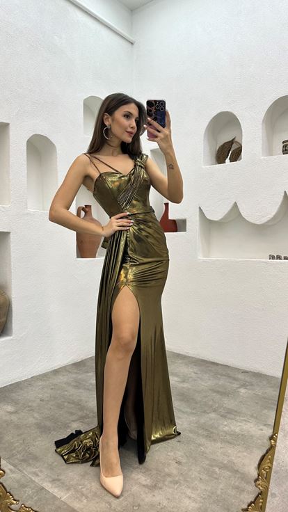 Vestido de noche drapeado de satén con correa de cuerda marrón