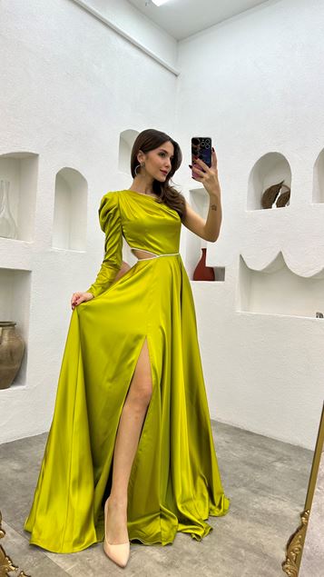 Vestido de noche de satén amarillo con motivo de cintura de una sola manga