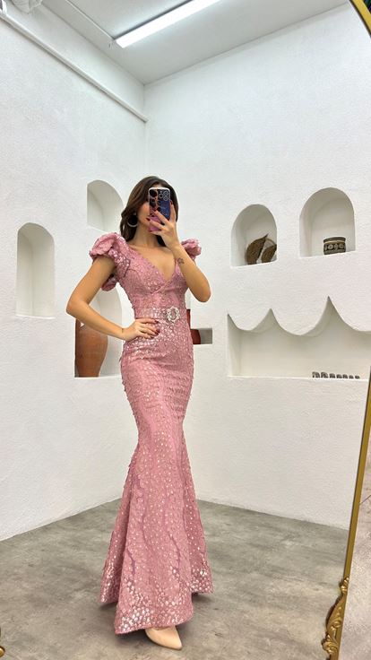 فستان سهرة مطرز باللون الوردي الفاتح مع حزام