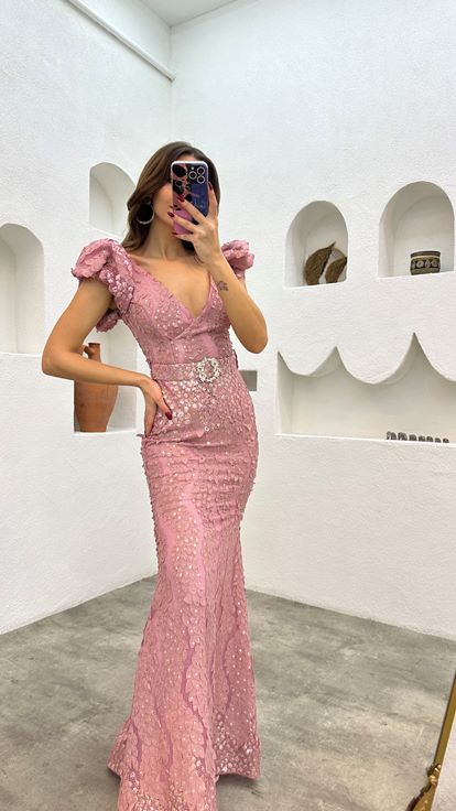 فستان سهرة مطرز باللون الوردي الفاتح مع حزام