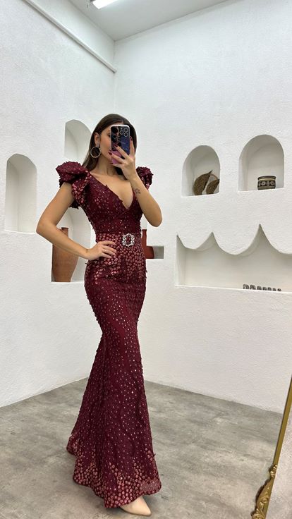 فستان سهرة مطرز بحزام بلون بورغندي