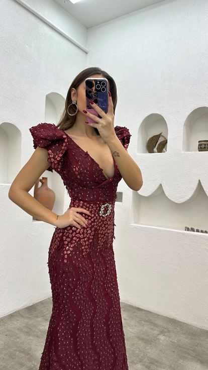 فستان سهرة مطرز بحزام بلون بورغندي