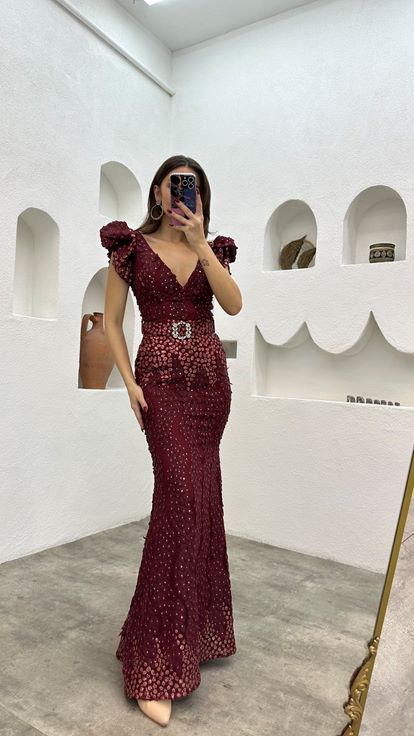 فستان سهرة مطرز بحزام بلون بورغندي