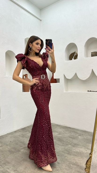 فستان سهرة مطرز بحزام بلون بورغندي