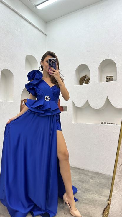 فستان سهرة من الساتان بكتف واحد من ساكس، مزين بالكشكشة 