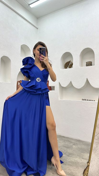 فستان سهرة من الساتان بكتف واحد من ساكس، مزين بالكشكشة 