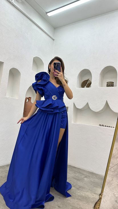 فستان سهرة من الساتان بكتف واحد من ساكس، مزين بالكشكشة 