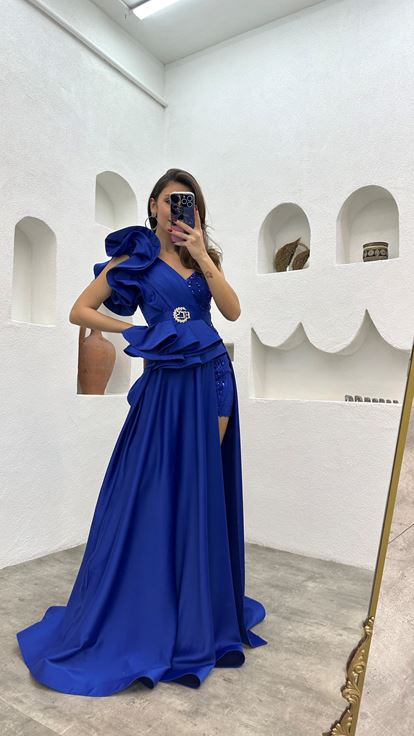 فستان سهرة من الساتان بكتف واحد من ساكس، مزين بالكشكشة 