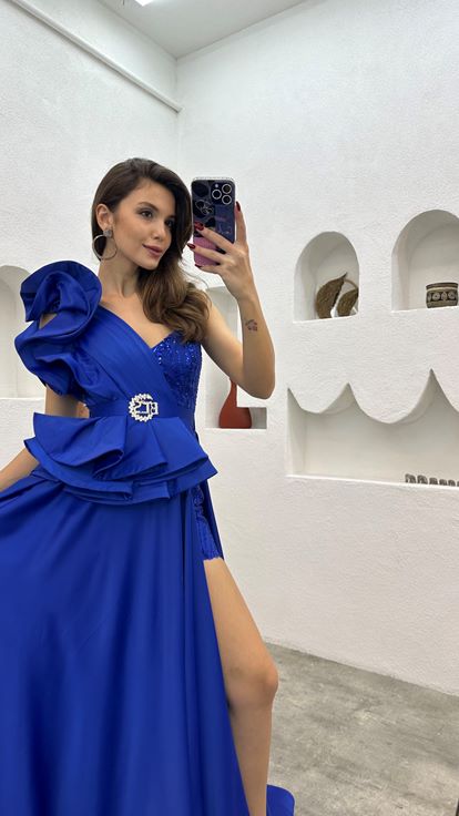 فستان سهرة من الساتان بكتف واحد من ساكس، مزين بالكشكشة 