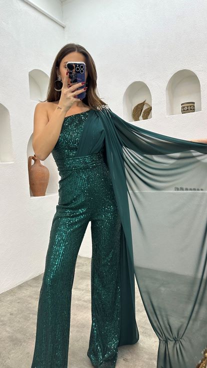 Smaragdgrüner One-Shoulder-Overall mit bestickten Pailletten