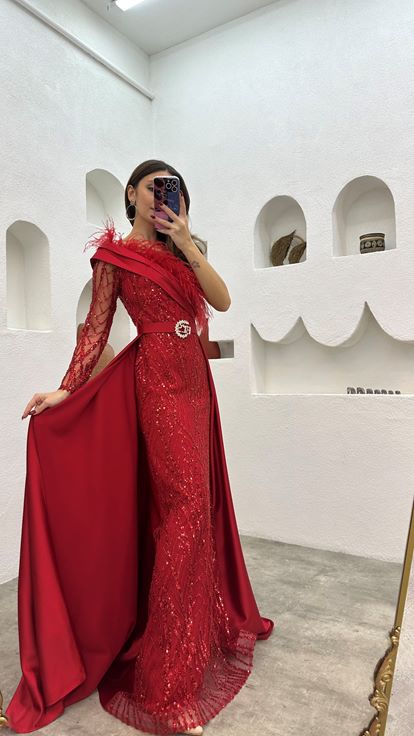 Kırmızı Tüy Detay Drapeli Pul Payet Abiye Elbise