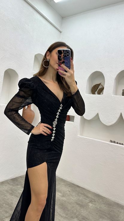 Vestido de noche negro con fruncido frontal y bordados