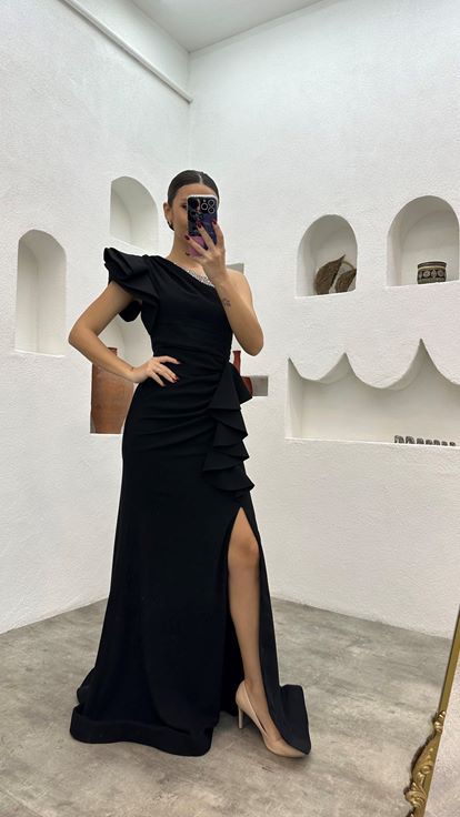 Siyah Tek Omuz Volanlı İşlemeli Saten Abiye Elbise