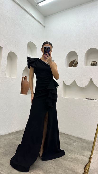 Siyah Tek Omuz Volanlı İşlemeli Saten Abiye Elbise