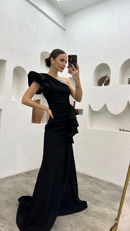 Siyah Tek Omuz Volanlı İşlemeli Saten Abiye Elbise