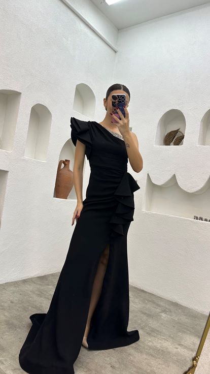 Siyah Tek Omuz Volanlı İşlemeli Saten Abiye Elbise