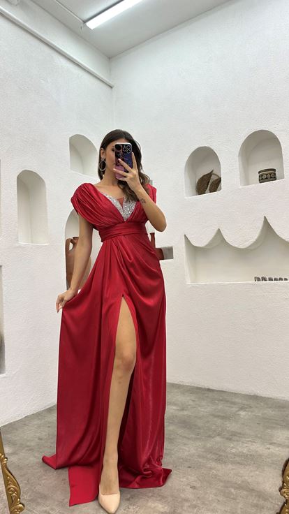 Vestido de noche con cinturón bordado con piedra roja en el pecho