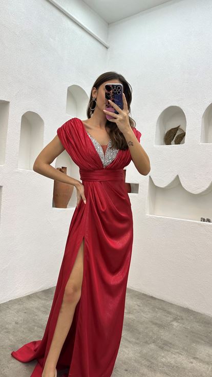 Vestido de noche con cinturón bordado con piedra roja en el pecho
