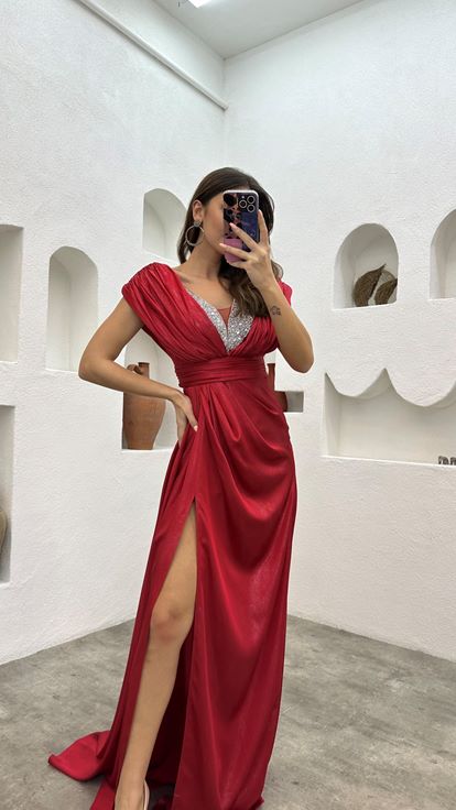Vestido de noche con cinturón bordado con piedra roja en el pecho