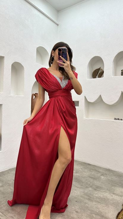 Vestido de noche con cinturón bordado con piedra roja en el pecho
