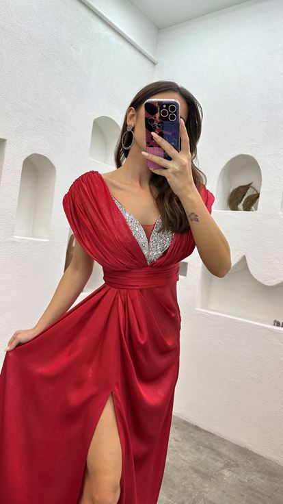Vestido de noche con cinturón bordado con piedra roja en el pecho