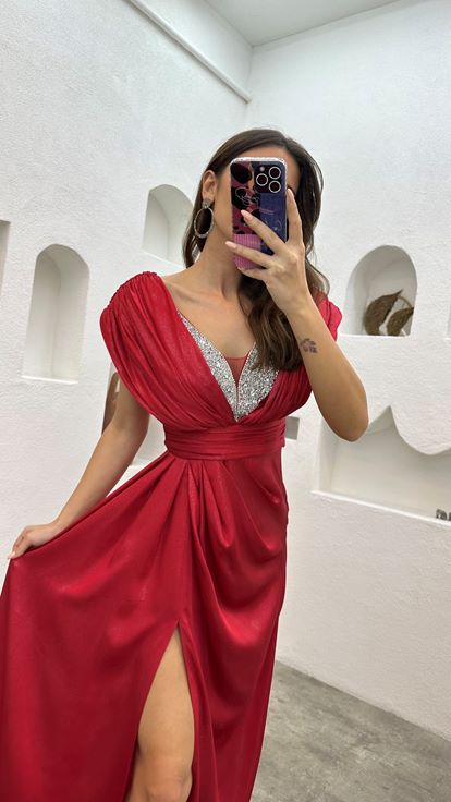 Vestido de noche con cinturón bordado con piedra roja en el pecho