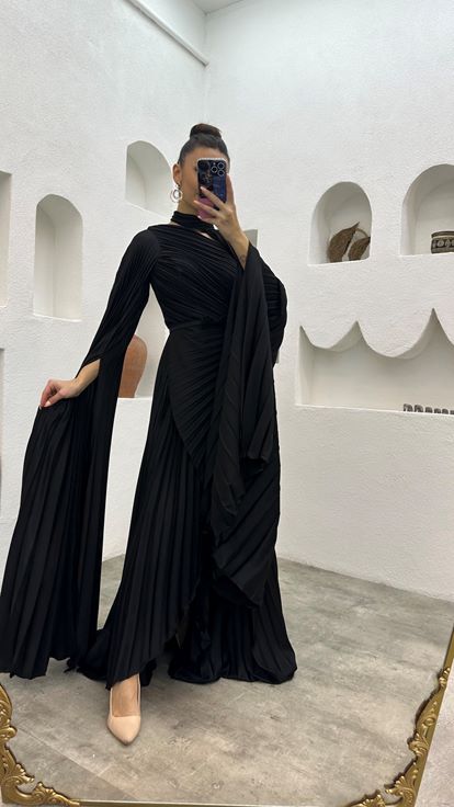 فستان سهرة أسود من الساتان المطوي مع كاب وحزام