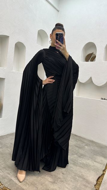 Black Cape Robe de soirée plissée en satin ceinturée