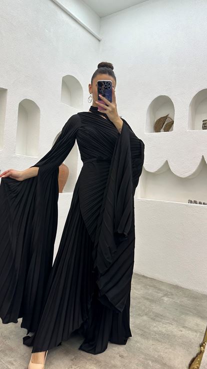 فستان سهرة أسود من الساتان المطوي مع كاب وحزام