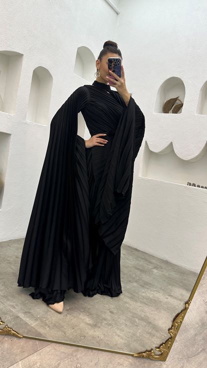 فستان سهرة أسود من الساتان المطوي مع كاب وحزام