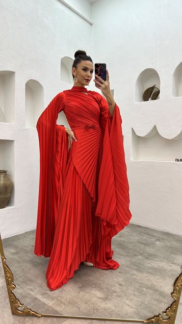 Abito da sera in raso con cintura pieghettata con mantello rosso