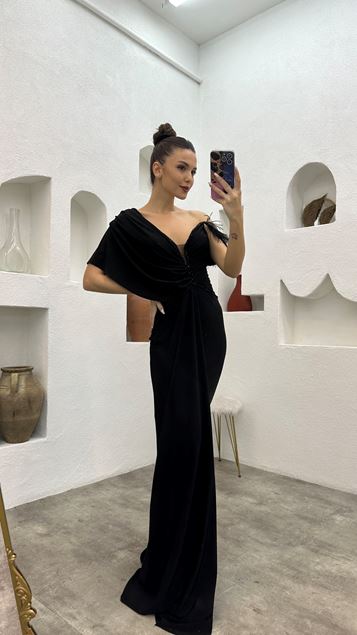 Vestido de noche con cordón con detalle de plumas bordadas negras