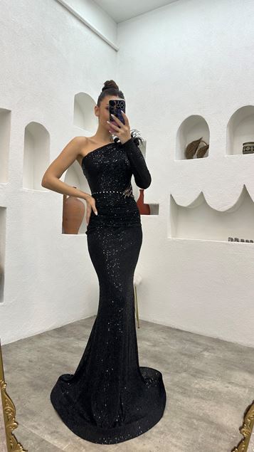 Vestido de noche negro de lentejuelas con borlas en la cintura de una sola manga