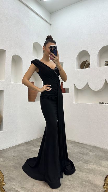 Schwarzes Abendkleid aus Satin mit einer Schulter bestickt