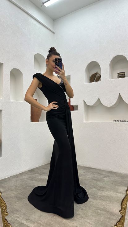 Schwarzes Abendkleid aus Satin mit einer Schulter bestickt