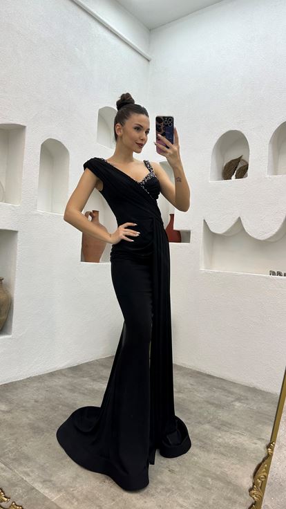 Schwarzes Abendkleid aus Satin mit einer Schulter bestickt