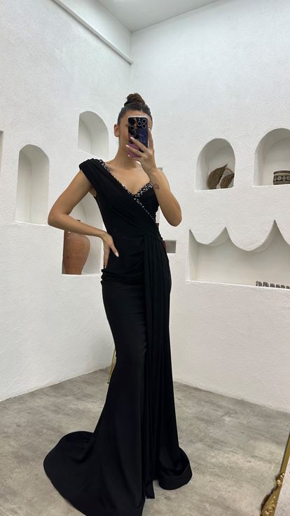 Schwarzes Abendkleid aus Satin mit einer Schulter bestickt