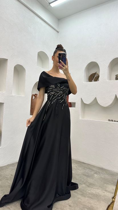Robe de soirée en satin brodé noir