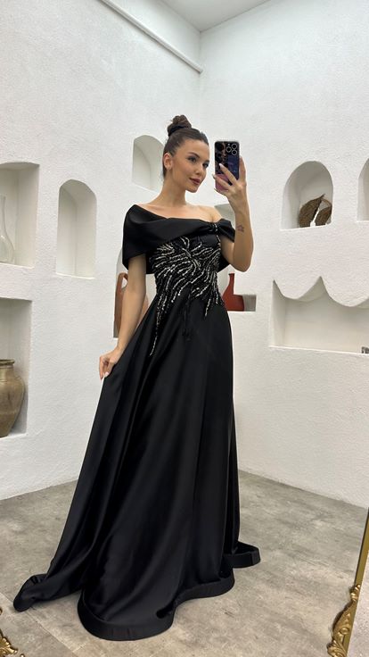 Robe de soirée en satin brodé noir