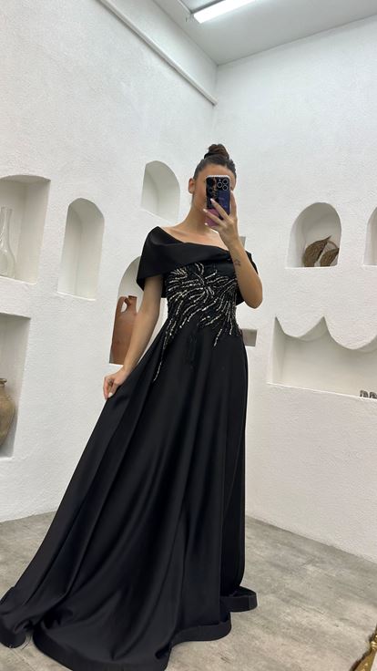 Robe de soirée en satin brodé noir